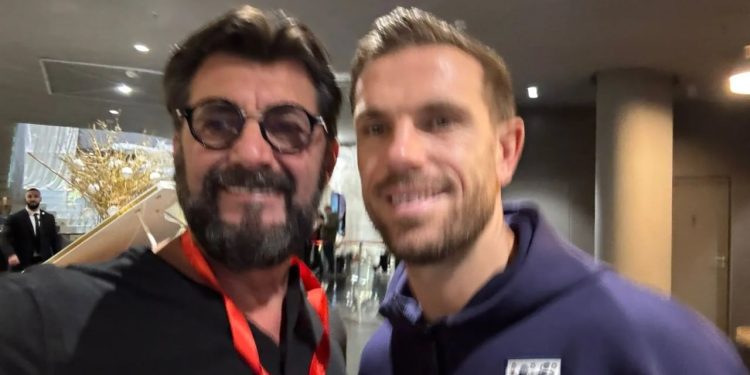 “Rikthimi te Liverpooli!”, takimi mes Ilir Demalias dhe Jordan Henderson në Tiranë
