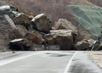 Rrëshqitja e madhe e shkëmbinjve ndalon qarkullimin në aksin Qukës-Qafë Pllocë, ndërsa vendoset një bypass për kalimin e mjeteve.