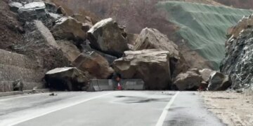 Rrëshqitja e madhe e shkëmbinjve ndalon qarkullimin në aksin Qukës-Qafë Pllocë, ndërsa vendoset një bypass për kalimin e mjeteve.