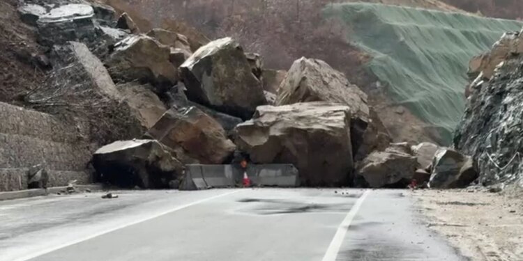Rrëshqitja e madhe e shkëmbinjve ndalon qarkullimin në aksin Qukës-Qafë Pllocë, ndërsa vendoset një bypass për kalimin e mjeteve.