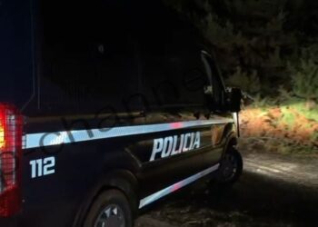 “Rrethimi” i banesës në Orosh vazhdon, policia arreston vëllanë e një prej të dyshuarve për ta nxitur atë të dorëzohet.