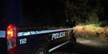 “Rrethimi” i banesës në Orosh vazhdon, policia arreston vëllanë e një prej të dyshuarve për ta nxitur atë të dorëzohet.