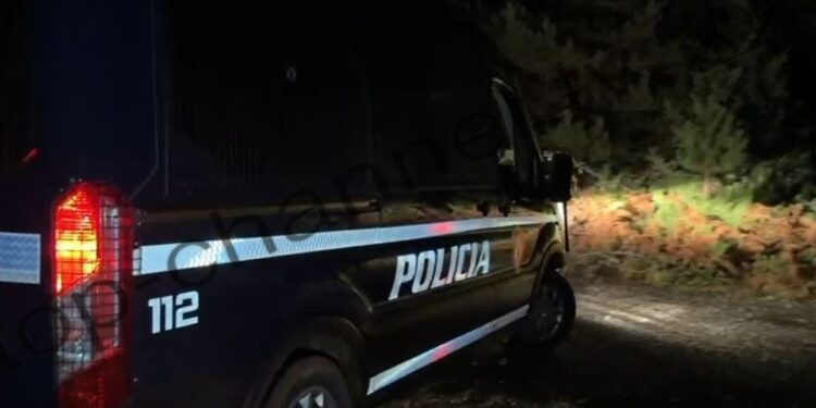 “Rrethimi” i banesës në Orosh vazhdon, policia arreston vëllanë e një prej të dyshuarve për ta nxitur atë të dorëzohet.