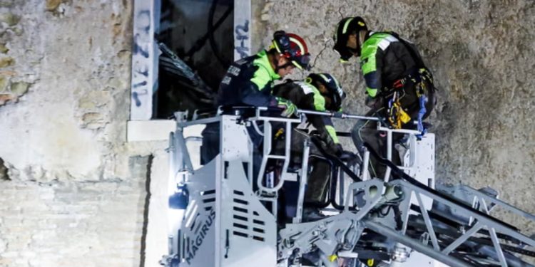 Rrëzimi i kullës në Romë rezulton në vdekjen e punëtorit pas 11 orësh nën gjurmët e rrënojave.