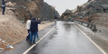 Rrëzimi i masiv i shkëmbinjve ndalon qarkullimin në aksin Qukës-Qafë Plloçë, reaguese demokratët/ Ivi Kaso: 260 milionë euro për një rrugë të rrezikshme