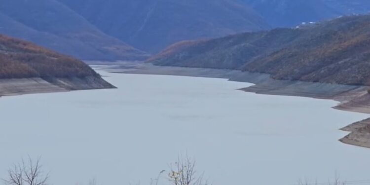 Rriten rezervat e ujit në Drin, reshjet e fundit ndihmojnë në arritjen e nivelit optimal në hidrocentralin e Fierzës.