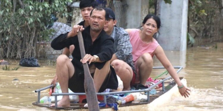 Rritet bilanci, arrin në 90 numri i viktimave nga përmbytjet në Vietnam
