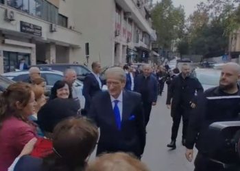 “Rrofsh sa malet”/ Berisha viziton SPAK, disa simpatizantë e presin jashtë Prokurorisë së Posaçme