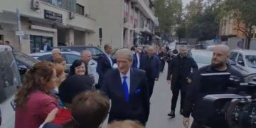 “Rrofsh sa malet”/ Berisha viziton SPAK, disa simpatizantë e presin jashtë Prokurorisë së Posaçme