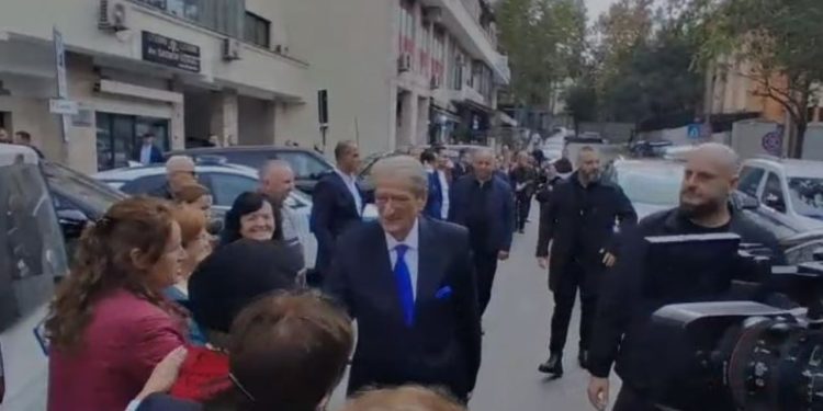 “Rrofsh sa malet”/ Berisha viziton SPAK, disa simpatizantë e presin jashtë Prokurorisë së Posaçme