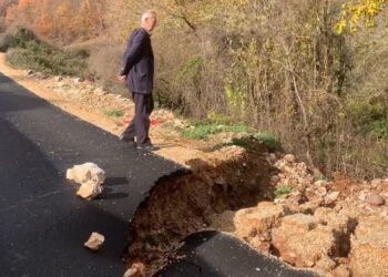 Rruga në Bulqizë pëson dëmtime dhe bllokohet një nga akset. Banorët: Kjo ndodh gjithmonë pas reshjeve.