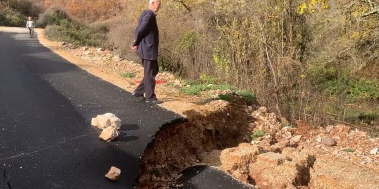 Rruga në Bulqizë pëson dëmtime dhe bllokohet një nga akset. Banorët: Kjo ndodh gjithmonë pas reshjeve.