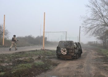 Rusia ekzekuton dy ushtarë ukrainas të marrë rob, Kievi reagon me eliminimin e dy ushtarëve rusë.