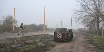 Rusia ekzekuton dy ushtarë ukrainas të marrë rob, Kievi reagon me eliminimin e dy ushtarëve rusë.