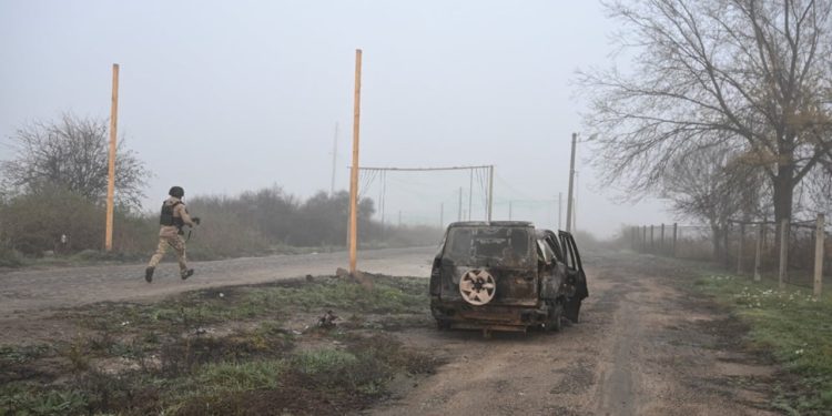 Rusia ekzekuton dy ushtarë ukrainas të marrë rob, Kievi reagon me eliminimin e dy ushtarëve rusë.