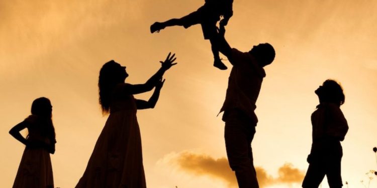 Sa është periudha e duhur midis lindjes së fëmijës së pare dhe atij të dytë? Studiuesit ofrojnë sqarime në lidhje me këtë çështje.