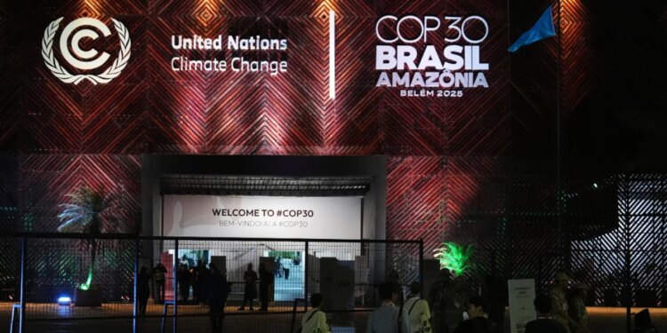 Samiti klimatik në Brazil shpall miratimin e marrëveshjes jo-detyrues për uljen e përdorimit të lëndëve djegëse fosile.