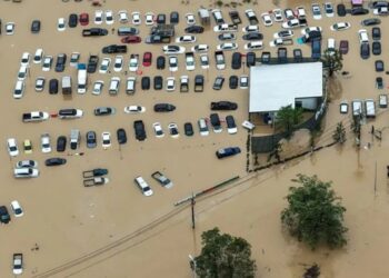 Shira të jashtëzakonshme pas 300 vjetësh/ Tajlanda “zhduket” nën ujë, përmbytje devastuese në të gjithë Azinë Juglindore (Video)