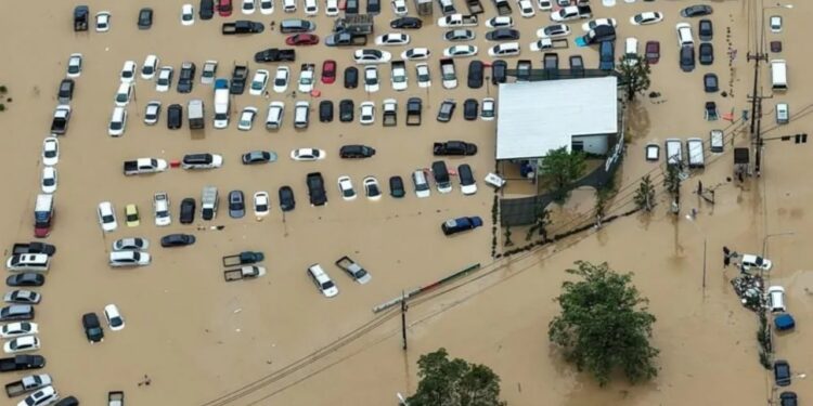 Shira të jashtëzakonshme pas 300 vjetësh/ Tajlanda “zhduket” nën ujë, përmbytje devastuese në të gjithë Azinë Juglindore (Video)
