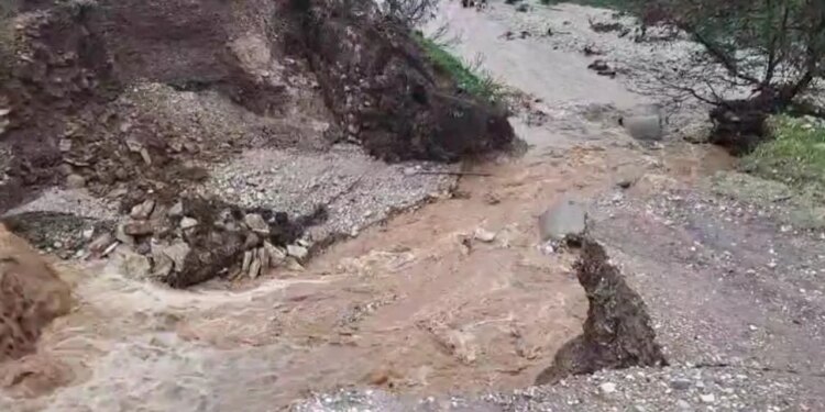 Shirat e forta në qarkun e Gjirokastrës bllokojnë segmentin rrugor Kolonjë-Golëm, duke lënë dhjetëra banorë në izolim.