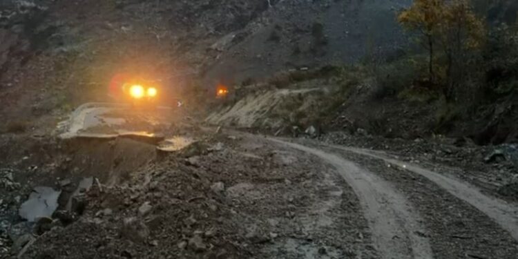 Shiu i fortë sjell vështirësi në Qarkun e Lezhës, duke rrezikuar bllokimin e rrugëve.