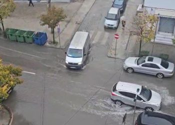 Shiu i intensiv 'dëmtues' në Durrës, qytetarët përballen me probleme në lëvizje
