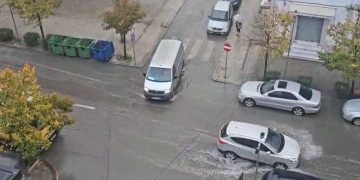 Shiu i intensiv 'dëmtues' në Durrës, qytetarët përballen me probleme në lëvizje