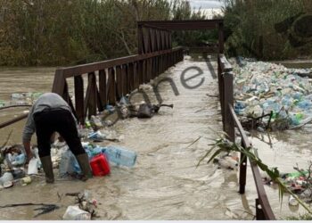 Shiu i trashë përmbyt urën e Shënapremtes në Durrës, e cila mbulohet nga mbetjet urbane.