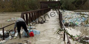 Shiu i trashë përmbyt urën e Shënapremtes në Durrës, e cila mbulohet nga mbetjet urbane.