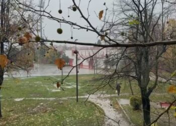 Shiu zëvendësohet nga bora, zbardhen zonat malore të vendit, ndërsa uji tërhiqet nga disa prej tokave të përmbytura.