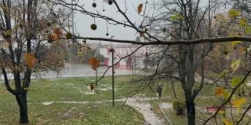 Shiu zëvendësohet nga bora, zbardhen zonat malore të vendit, ndërsa uji tërhiqet nga disa prej tokave të përmbytura.