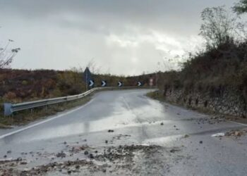 Shkarkimet e mëdha të shiut sjellin vështirësi në Devoll: Rrugë të bllokuara, përmbytje dhe rrëshqitje dheu.