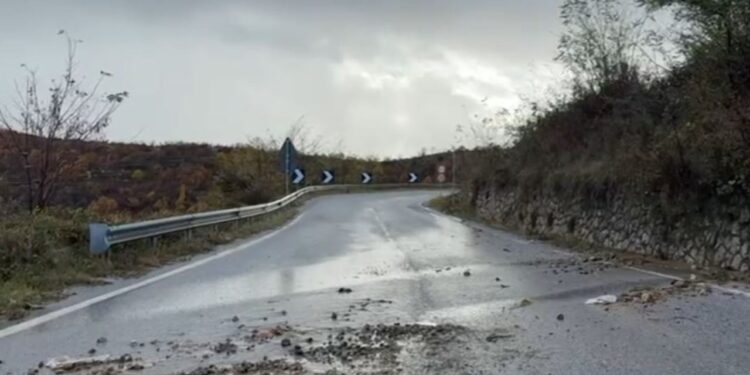 Shkarkimet e mëdha të shiut sjellin vështirësi në Devoll: Rrugë të bllokuara, përmbytje dhe rrëshqitje dheu.