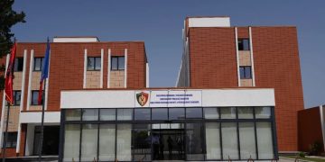 Shkodra: Arrestohet 37-vjeçari që kërcënoi fqinjin me armë zjarri, një person tjetër shpallet në kërkim.