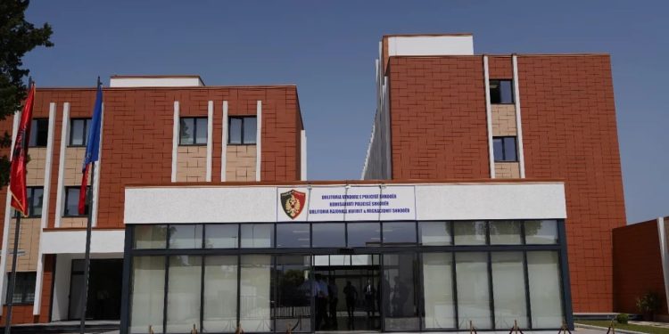 Shkodra: Arrestohet 37-vjeçari që kërcënoi fqinjin me armë zjarri, një person tjetër shpallet në kërkim.