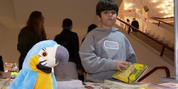 Shkrimtari 9-vjeçar në panair/ Paraqitet përralla “Ragi dhe muzika e pyllit”, nga autori Andrei Agasi