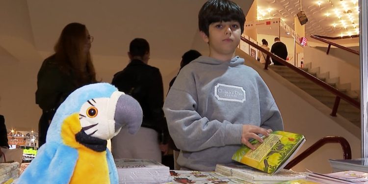 Shkrimtari 9-vjeçar në panair/ Paraqitet përralla “Ragi dhe muzika e pyllit”, nga autori Andrei Agasi