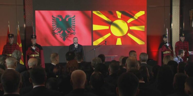 Shkupi kremton ngjyrat kuqezi: Ambasada shqiptare në RMV organizon pritje për mbi 1100 të ftuar në festat e nëntorit.