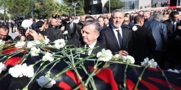 Shpërthimi i emocioneve: Taulant Balla gjatë ceremonisë mortore për ish-liderin historik të PS-së, Fatos Nano, dhe reflektime mbi kongresin e tij të fundit.