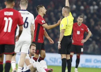 Shqipëri-Angli në drejtime të drejtpërdrejta: Strakosha mban të paprekur portën kuqezi, pjesa e parë përfundon pa gola.