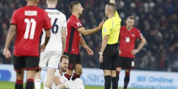 Shqipëri-Angli në drejtime të drejtpërdrejta: Strakosha mban të paprekur portën kuqezi, pjesa e parë përfundon pa gola.