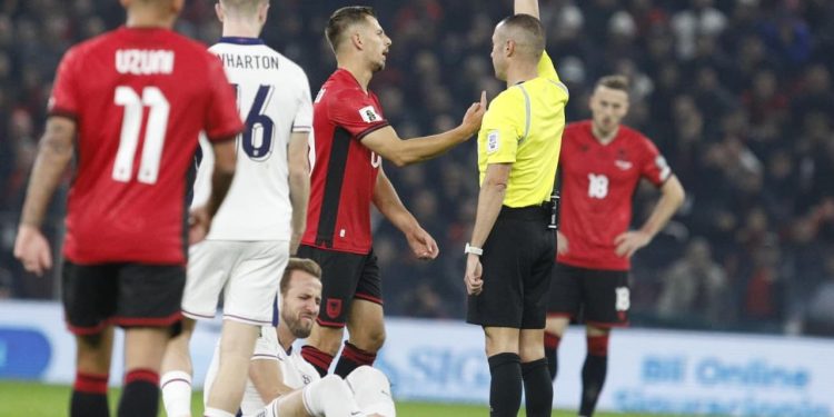 Shqipëri-Angli në drejtime të drejtpërdrejta: Strakosha mban të paprekur portën kuqezi, pjesa e parë përfundon pa gola.