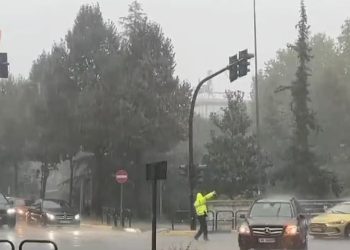 Shqipëria do të goditet nga kushtet e këqija të motit, Ministria e Mbrojtjes paralajmëron: Reshje të mëdha shiu priten nga nesër, ja cilat janë qarqet më në rrezik.