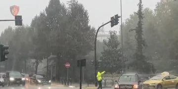 Shqipëria do të goditet nga kushtet e këqija të motit, Ministria e Mbrojtjes paralajmëron: Reshje të mëdha shiu priten nga nesër, ja cilat janë qarqet më në rrezik.