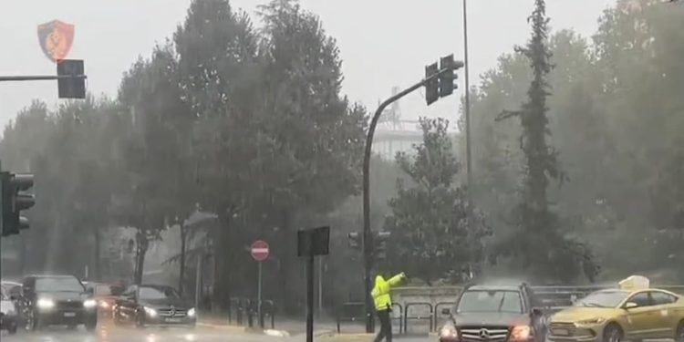 Shqipëria do të goditet nga kushtet e këqija të motit, Ministria e Mbrojtjes paralajmëron: Reshje të mëdha shiu priten nga nesër, ja cilat janë qarqet më në rrezik.