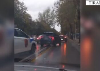 Shqiptarët shpallen në kërkim për trafikimin e automjeteve luksoze të vjedhura nga Italia në Shqipëri, me një vlerë totale prej 110 mijë euro.