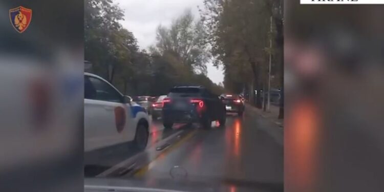 Shqiptarët shpallen në kërkim për trafikimin e automjeteve luksoze të vjedhura nga Italia në Shqipëri, me një vlerë totale prej 110 mijë euro.