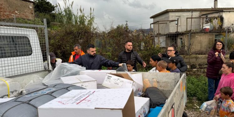 Shtëpitë e dëmtuara nga kushtet e këqija të motit, 25 individë gjejnë strehim në çadra në Çukë të Sarandës.