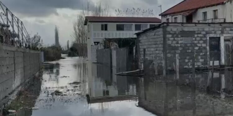 Situatë e vështirë në Lezhë për shkak të kushteve atmosferike, reshjet e shiut shkaktojnë pengesa në tre bashki.