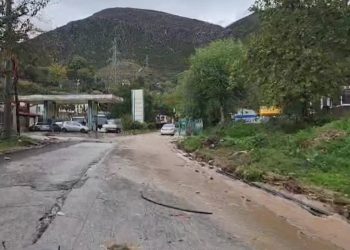 Situatë e vështirësuar nga shirat në bashkinë Delvinë, tre shtëpi janë përmbytur dhe banorët janë evakuuar.